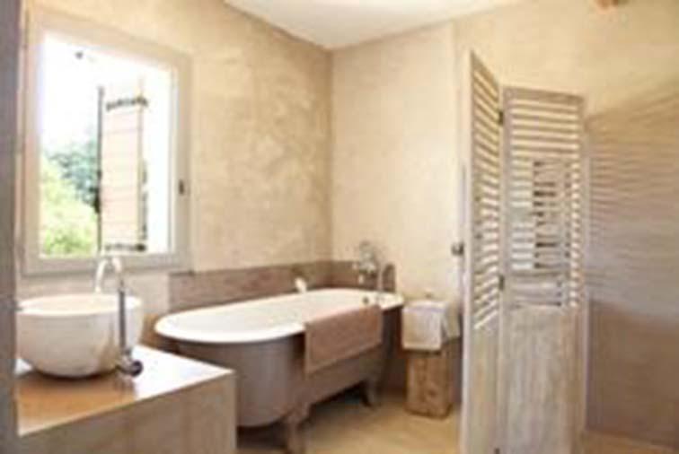 Illustration 25 : salle de bain avec enduit en argile – Source deco.journaldesfemmes.com
