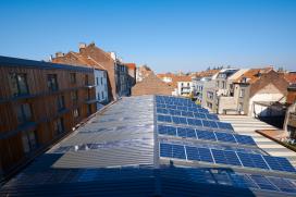 Panneaux photovoltaïques sur structure portante fixée à la structure du bâtiment