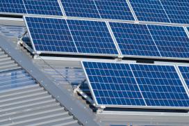 Panneaux photovoltaïques sur structure portante fixée à la structure du bâtiment